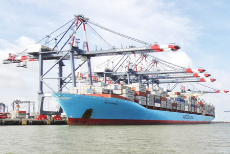 C&ugrave;ng với việc &aacute;p s&agrave;n gi&aacute; dịch vụ xếp dỡ container giữa t&agrave;u với cảng, c&aacute;c doanh nghiệp đang đề nghị được &aacute;p s&agrave;n với dịch vụ xếp dỡ container giữa cảng với s&agrave; lan