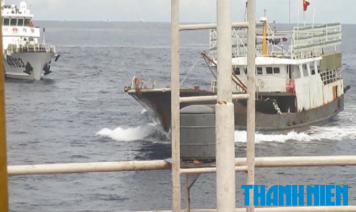 T&agrave;u c&aacute; Trung Quốc tấn c&ocirc;ng t&agrave;u Kiểm ngư Việt Nam V&ugrave;ng 3 theo sự chỉ huy của t&agrave;u Hải cảnh 44103 (b&ecirc;n phải h&igrave;nh). (Ảnh: Thanh Ni&ecirc;n)