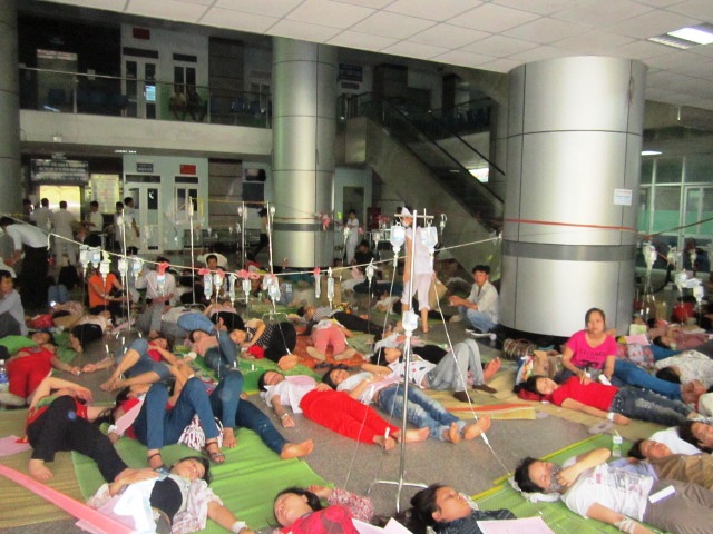 Số lượng c&ocirc;ng nh&acirc;n nhập viện đ&ocirc;ng khi&ecirc;n Bệnh viện Đa Khoa Hợp Lực rơi v&agrave;o t&igrave;nh trạng qu&aacute; tải