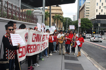 Tại th&agrave;nh phố Brisbane, bang Queensland, Australia, gần 100 sinh vi&ecirc;n, b&agrave; con Việt kiều c&ugrave;ng bạn b&egrave; quốc tế tham gia đồng h&agrave;nh trong hoạt động hướng về Việt Nam. Chương tr&igrave;nh do nh&oacute;m sinh vi&ecirc;n Brisbane tổ chức, được sự th&ocirc;ng qua của Sở Cảnh s&aacute;t Queensland v&agrave; Hội đồng th&agrave;nh phố Brisbane. (Ảnh: VnExpress)