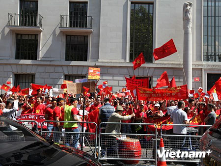 Cuộc biểu t&igrave;nh diễn ra đến 16 giờ c&ugrave;ng ng&agrave;y một c&aacute;ch trật tự v&agrave; &ocirc;n h&ograve;a. Đến cuối buổi biểu t&igrave;nh, b&agrave; con kiều b&agrave;o đ&atilde; đồng loạt quy&ecirc;n g&oacute;p được hơn 5.500 bảng Anh để ủng hộ lực lượng cảnh s&aacute;t biển v&agrave; kiểm ngư đang l&agrave;m nhiệm vụ bảo vệ, thực thi luật ph&aacute;p tr&ecirc;n v&ugrave;ng biển Việt Nam. (Ảnh: Vietnam + )