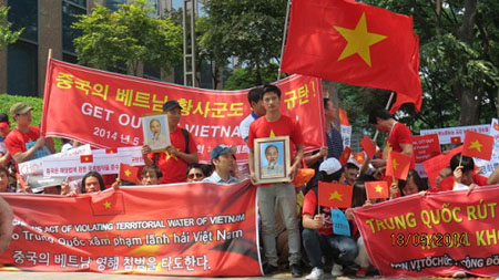 Tại thủ đ&ocirc; Seoul, theo thống k&ecirc; của cơ quan an ninh, gần 3.000 người tập trung tại khu vực c&aacute;ch Đại sứ qu&aacute;n Trung Quốc 100 m, từ l&uacute;c 13h. Tại đ&acirc;y, họ đ&atilde; đọc bản tuy&ecirc;n bố của Hội Người Việt tại H&agrave;n Quốc bằng ba thứ tiếng l&agrave; tiếng Việt, tiếng H&agrave;n v&agrave; tiếng Anh. (Ảnh: Cộng đồng người Việt tại H&agrave;n Quốc)