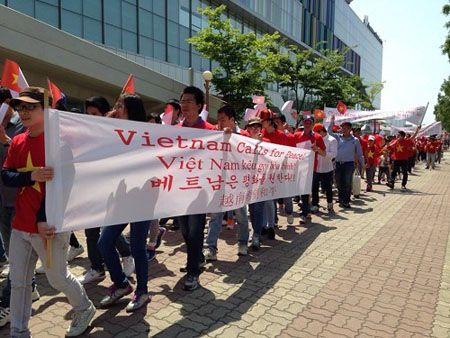 Đo&agrave;n tuần h&agrave;nh tại tỉnh Chonnam Gwangju c&oacute; hơn 300 người. Họ tập trung b&ecirc;n ngo&agrave;i v&agrave; diễu h&agrave;nh c&aacute;ch t&ograve;a nh&agrave; L&atilde;nh sự qu&aacute;n Trung Quốc khoảng 100 m. Trong ảnh, c&aacute;c sinh vi&ecirc;n trong đo&agrave;n tuần h&agrave;nh đang mang theo khẩu hiệu 