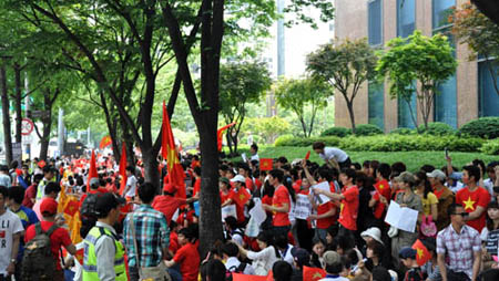 Cũng trong ng&agrave;y 18/5, cộng đồng người Việt, học sinh, sinh vi&ecirc;n Việt Nam đang học tập v&agrave; c&ocirc;ng t&aacute;c tại Italy cũng như nhiều người bạn Italy y&ecirc;u Việt Nam đ&atilde; tổ chức buổi biểu t&igrave;nh trước Đại sứ qu&aacute;n Trung Quốc tại Rome nhằm phản đối việc Trung Quốc hạ đặt tr&aacute;i ph&eacute;p gi&agrave;n khoan Hải Dương 981 (Haiyang Shiyou 981) ở v&ugrave;ng biển thuộc thềm lục địa v&agrave; đặc quyền kinh tế của Việt Nam. (Ảnh: Vietnam +)