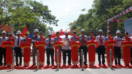 C&aacute;c đại biểu cắt băng th&ocirc;ng xe dự &aacute;n