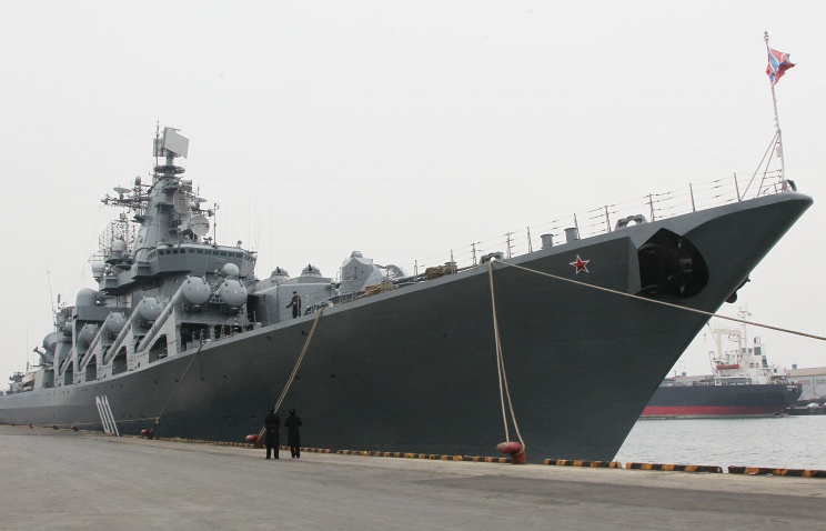 T&agrave;u tuần dương t&ecirc;n lửa Varyag của Nga dẫn đầu 6 t&agrave;u chiến kh&aacute;c tham gia tập trận hải qu&acirc;n cập cảng Thượng Hải