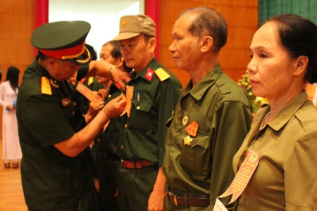 Trao kỷ niệm chương cho những c&aacute;n bộ mở đường HCM