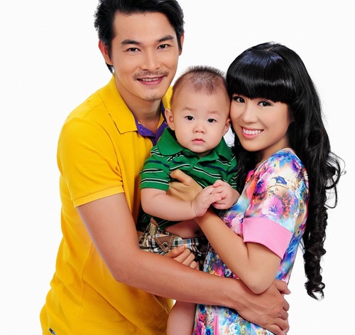  Qu&aacute;ch Ngọc Loan hạnh ph&uacute;c b&ecirc;n L&ecirc; Phương v&agrave; con trai