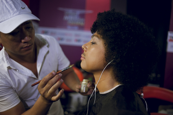 Nữ ca sĩ phải ngồi 5 tiếng đồng hồ để h&oacute;a trang.