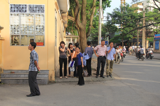 Người nh&agrave; của c&aacute;c bị c&aacute;o đ&atilde; đến cổng t&ograve;a &aacute;n rất sớm để chờ tin x&eacute;t xử (Ảnh: Lao Động)