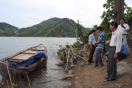 Hầu hết thuyền đi lại tr&ecirc;n hồ thủy điện kh&ocirc;ng c&oacute; c&aacute;c phương tiện bảo đảm ATGT đường thủy