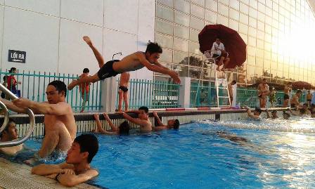 C&aacute;ch chống n&oacute;ng ở b&ecirc; bơi cũng kh&aacute; thu h&uacute;t c&aacute;c bạn SV