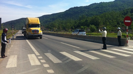 Cienco 4 tổ chức ph&acirc;n luồng giao th&ocirc;ng, hạn chế xe chạy tr&ugrave;ng phục