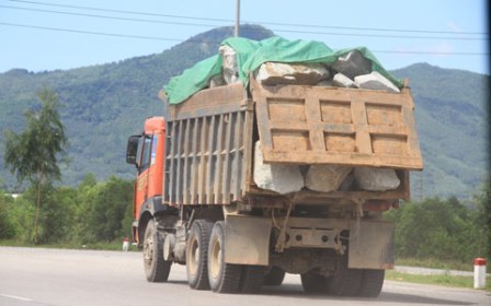 T&igrave;nh trạng xe chở qu&aacute; tải vẫn phổ biến tr&ecirc;n đường