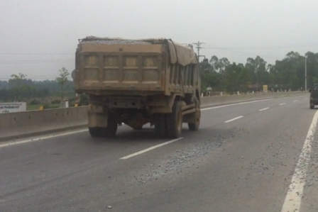 Xe chở vật liệu l&agrave;m rơi v&atilde;i tr&ecirc;n đường, g&acirc;y mất ATGT