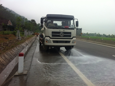 Cienco 4 huy động xe tưới nước l&agrave;m m&aacute;t v&agrave; tr&ocirc;i bụi tr&ecirc;n mặt đường