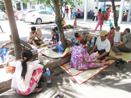 Nắng n&oacute;ng k&eacute;o d&agrave;i cả chục ng&agrave;y qua khiến nhiều trẻ nhỏ v&agrave; người gi&agrave; đổ bệnh