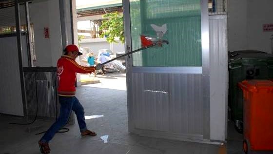 Một đối tượng đang đập ph&aacute; t&agrave;i sản trong vụ g&acirc;y rồi tại B&igrave;nh Dương (Ảnh: Infonet)