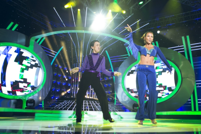  Trong show 9 Gương mặt th&acirc;n quen, Minh Thuận đ&atilde; h&oacute;a th&acirc;n th&agrave;nh ca sĩ Nguyễn Hưng với ca kh&uacute;c Kh&ocirc;ng. Ca sĩ Th&uacute;y Uy&ecirc;n hỗ trợ tiết mục của nam ca sĩ.