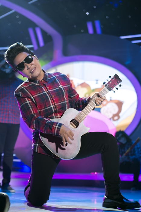 Ng&acirc;n Quỳnh biến h&oacute;a với nh&acirc;n vật nam ca sĩ Bruno Mars h&aacute;t The lazy song c&ugrave;ng c&aacute;c vũ c&ocirc;ng đeo mặt nạ khỉ.