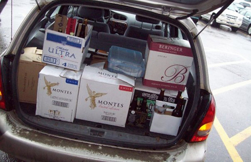 Bạn sẽ phạm luật nếu l&aacute;i xe với những chai bia chưa khui khi ở Scituate, Rhode Island. 