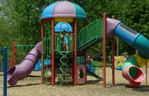 Ở Dublin, Georgia, bạn sẽ phạm luật nếu l&aacute;i xe xuy&ecirc;n qua s&acirc;n chơi chung.