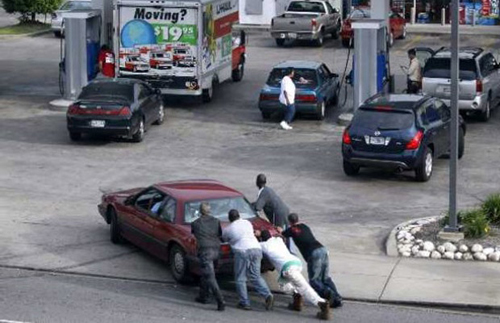 C&ograve;n tại Youngstown, Ohio, để xe hết xăng l&agrave; một điều phạm luật.