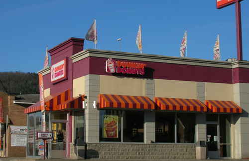 Ở South Berwick, Maine, l&agrave; phạm luật nếu đỗ xe trước cửa Dunkin Donuts.