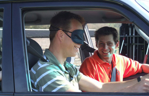 C&ograve;n ở Alabama, bịt mắt l&aacute;i xe l&agrave; phạm luật? Liệu ai d&aacute;m vi phạm luật n&agrave;y?