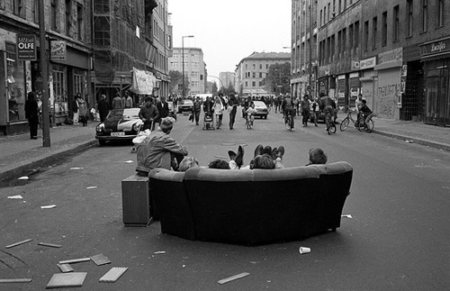 Đặt một chiếc ghế ra giữa đường bị coi l&agrave; phạm luật ở Reno, Nevada.