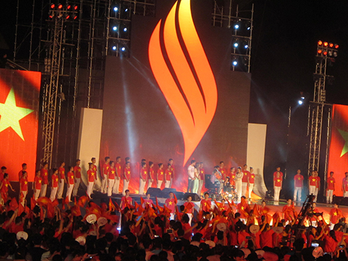 Ca kh&uacute;c Tự Nguyện được h&aacute;t vang l&ecirc;n h&ograve;a c&ugrave;ng m&agrave;u cờ Tổ Quốc.