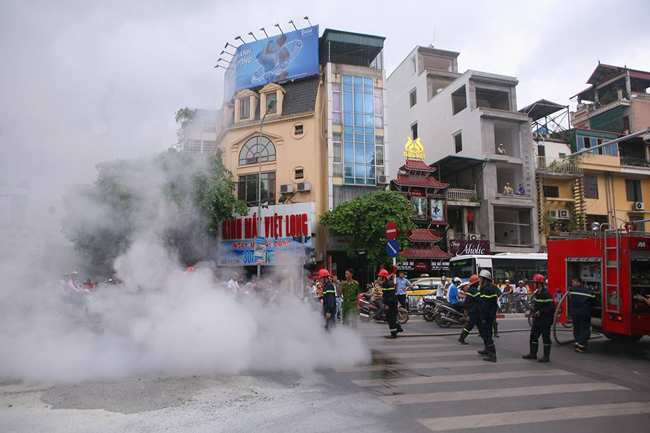 Lực lượng chữa ch&aacute;y c&oacute; mặt tại hiện trường dập lửa