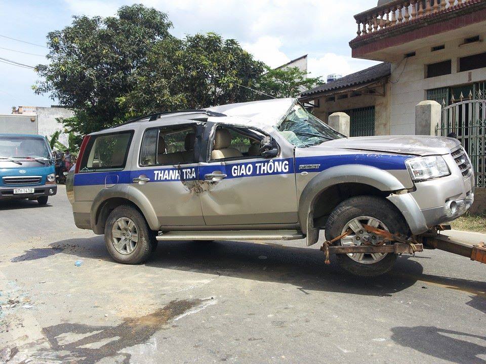 Lực lượng cứu hộ k&eacute;o chiếc &ocirc; t&ocirc; gặp nạn ra khỏi hiện trường