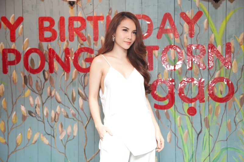 Tối 25/5, c&oacute; mặt tại buổi sinh nhật của nam diễn vi&ecirc;n người Th&aacute;i Fluke Pongsatorn được tổ chức tại Việt Nam, Yến Trang nổi bật với nguy&ecirc;n một bộ đồ trắng, khoe vai trần gợi cảm b&ecirc;n ch&agrave;ng diễn vi&ecirc;n. 