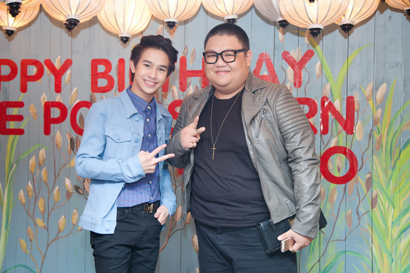 Đang bận rộn với Gương mặt th&acirc;n quen, nhưng Vương Khang vẫn tranh thủ thời gian đến chung vui c&ugrave;ng ho&agrave;ng tử điện ảnh Th&aacute;i Lan.