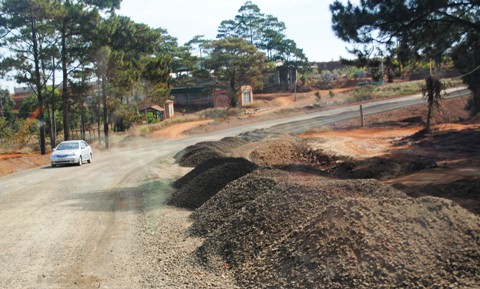 Đổ đ&aacute; tr&agrave;n ra đường mất ATGT