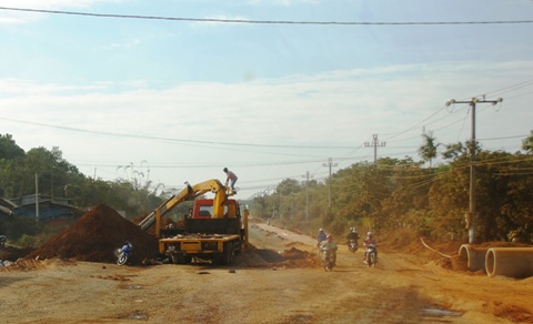 Thi c&ocirc;ng kh&ocirc;ng c&oacute; biển b&aacute;o c&ocirc;ng trường đang thi c&ocirc;ng