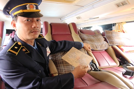 Thanh tra giao th&ocirc;ng H&agrave; Nội kiểm tra xe kh&aacute;ch giường nằm tại Bến xe Nước ngầm