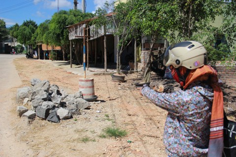 Người d&acirc;n chỉ bảng hiệu bị đập ph&aacute; hơn 20 lần, nhiều xe tải chở c&aacute;t, sỏi thường xuy&ecirc;n ngang qua khu vực n&agrave;y. 