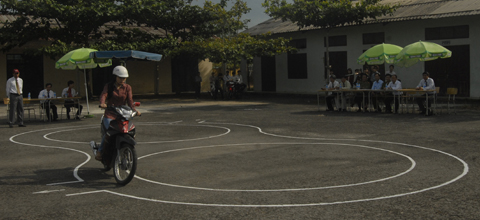 Thi kỹ năng thực h&agrave;nh l&aacute;i xe m&ocirc; t&ocirc; an to&agrave;n