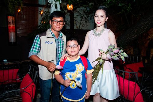 Nữ diễn vi&ecirc;n m&uacute;a bất ngờ v&agrave; c&agrave;ng kh&acirc;m phục cậu b&eacute; hơn sau khi lắng nghe em chia sẻ về h&agrave;nh tr&igrave;nh t&igrave;m hiểu hoa sen.