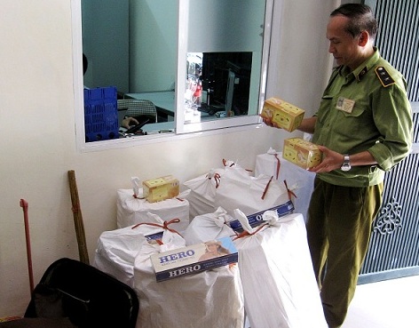 Số thuốc l&aacute; ngoại được giấu dưới cốp xe