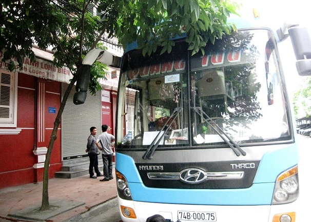 Chiếc &ocirc; t&ocirc; đang chuẩn bị giao h&agrave;ng tại cổng trường ĐH B&aacute;c Khoa th&igrave; bị ph&aacute;t hiện