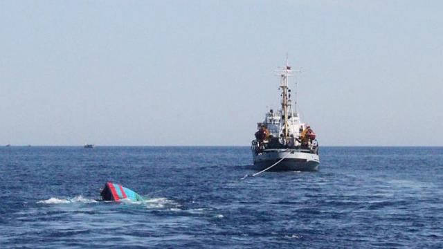 Chiếc t&agrave;u c&aacute; Việt Nam (tr&aacute;i) đ&atilde; bị h&agrave;ng chục t&agrave;u Trung Quốc bao v&acirc;y v&agrave; đ&acirc;m ch&igrave;m gần quần đảo Ho&agrave;ng Sa của Việt Nam