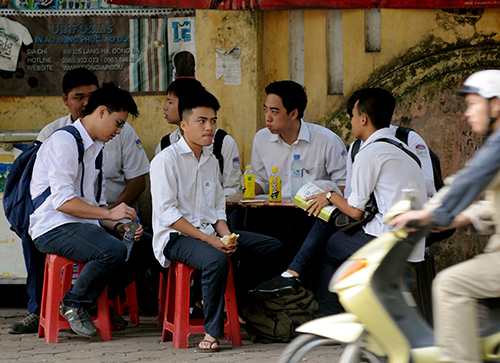 Từ 6h s&aacute;ng, nhiều th&iacute; sinh đ&atilde; đến tranh thủ ăn s&aacute;ng trước khi bước v&agrave;o m&ocirc;n thi.