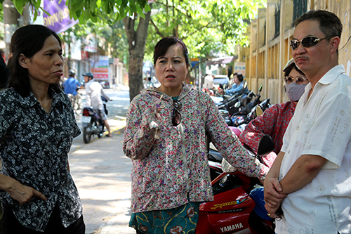 Để khỏi sốt ruột, c&aacute;c vị phụ huynh tr&ograve; chuyện với nhau.