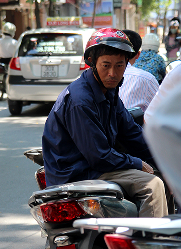 Anh Tạ Văn Đức (51 tuổi - Từ Li&ecirc;m) đang lo lắng v&igrave; kỳ vọng con trai m&igrave;nh sẽ l&agrave;m xong sớm nhưng gần hết giờ vẫn chưa thấy gọi điện cho bố.