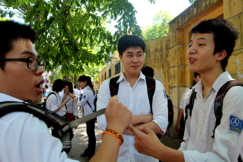 Hai bạn Tuấn v&agrave; Lăng cảm thấy phấn khởi v&igrave; c&ugrave;ng c&oacute; chung quan điểm về h&agrave;nh động ngang ngược của Trung Quốc được thể hiện trong đề Văn.