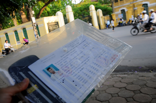 Phiếu dự thi v&agrave; dụng cụ học tập đ&atilde; chuẩn bị đầy đủ.