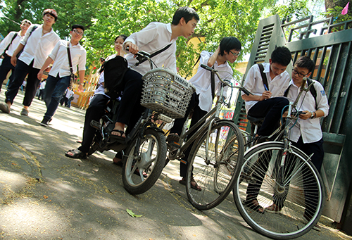 Một số sĩ tử kh&aacute;c vẫn c&ograve;n cảm gi&aacute;c đắn đo về b&agrave;i thi n&ecirc;n n&aacute;n lại cổng trường để trao đổi th&ecirc;m với nhau.